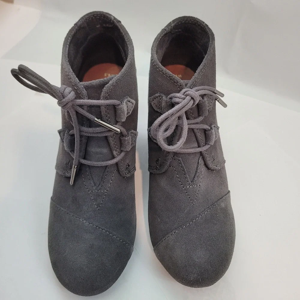 TOMS Desert Wedge 10012957 Grey Suede Lace Up Ankle Booties Womens 6.5 Excellent